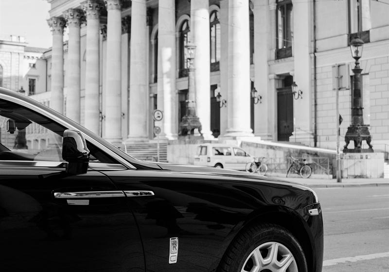 Luxury limousine in front of classical architecture – VIP transfer and chauffeur service in Munich